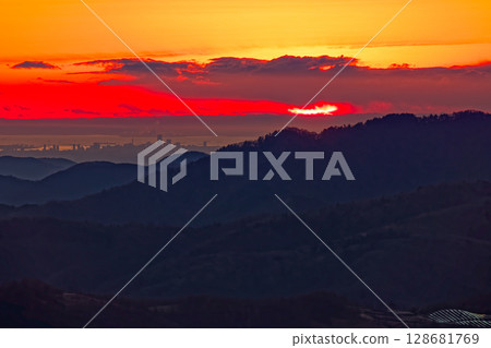 黎明時分從健德山眺望山和東京灣 128681769