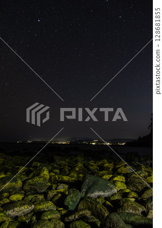 Starry sky and night view of Banbaura Beach on the Manazuru Peninsula Beautiful night in Manazuru Town, Kanagawa Prefecture Starry sky and night view of Banbaura Beach on the Manazuru Peninsula Beautiful night in Manazuru Town, Kanagawa Prefecture 128681855