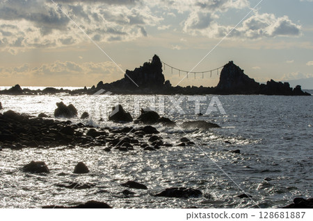 Silhouette of Mitsuishi rocks at Manazuru Cape and the light shining on the sea 128681887