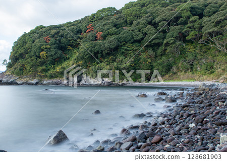 The shoreline and autumn rocky landscape of Banbaura Beach on the Manazuru Peninsula (Kanagawa Prefecture) 128681903