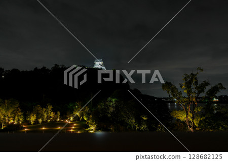 夜景中的國寶犬山城（攝於犬山有樂園英迪格酒店） 128682125