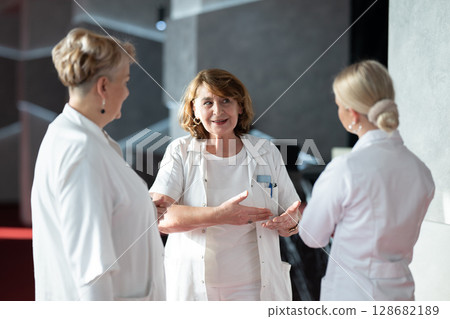 Group of medical professionals having discussion 128682189