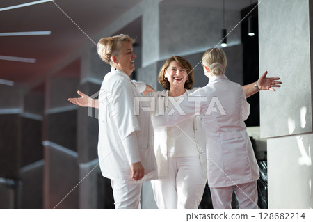 Group of medical professionals having discussion 128682214