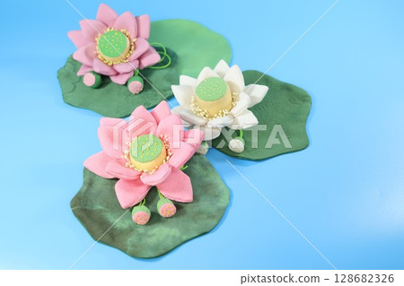  Lotus flower blooming in the pond 128682326