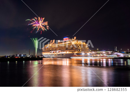 Kanagawa Prefecture: Fireworks and luxury cruise ship at Yokohama Zo-no-hana Park Kanagawa Prefecture: Fireworks and luxury cruise ship at Yokohama Zo-no-hana Park 128682355