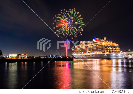 Kanagawa Prefecture: Fireworks and luxury cruise ship at Yokohama Zo-no-hana Park 128682362