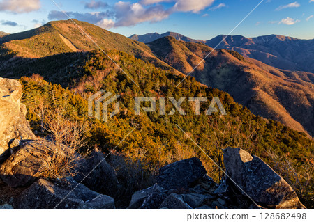 Mt. Kurogane and Mt. Kobushin seen from Mt. Kentoku in the early morning 128682498