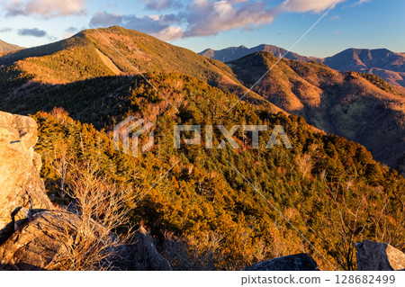 Mt. Kurogane and Mt. Kobushin seen from Mt. Kentoku in the early morning 128682499