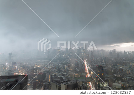 東京：大雨籠罩東京天空 128682527