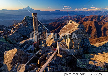 Mount Fuji seen from Mount Kentoku in the early morning 128682596
