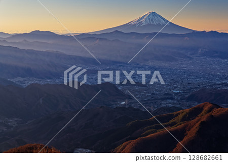 清晨從健德山望去的富士山 128682661