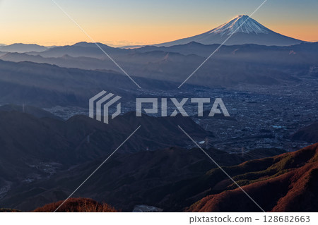 清晨從健德山望去的富士山 128682663