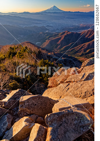 清晨從健德山望去的富士山 128682667