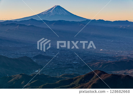 清晨從健德山望去的富士山 清晨從健德山望去的富士山 128682668