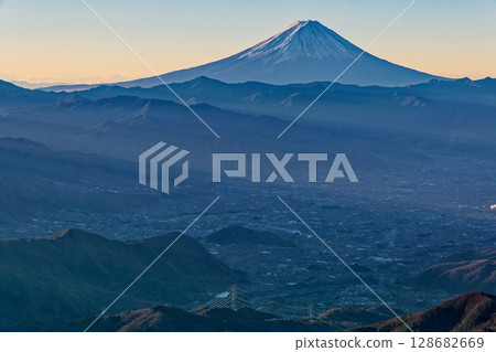 清晨從健德山望去的富士山 128682669