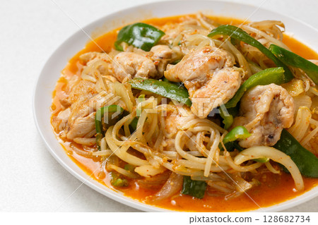 Stir-fried chicken and bean sprouts with spicy miso 128682734