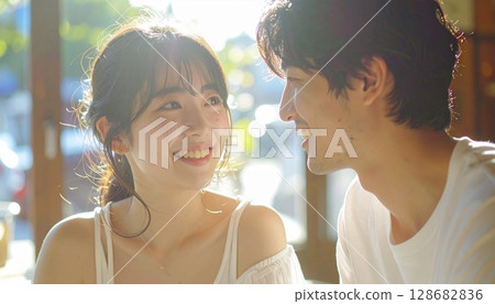 柔和燈光和笑臉的咖啡館場景 128682836