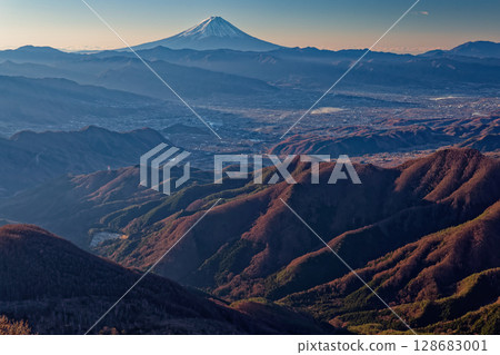 清晨從健德山頂下方看到的富士山 128683001