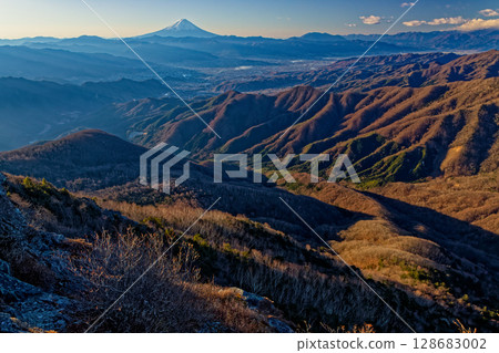 Mount Fuji in the morning as seen from just below the summit of Mount Kentoku 128683002
