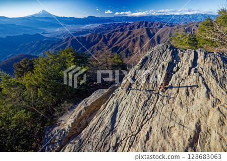 清晨的健德山山脈和富士山 128683063