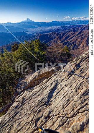 The chain section of the Kentokuyama ridge and Mt. Fuji in the morning 128683064