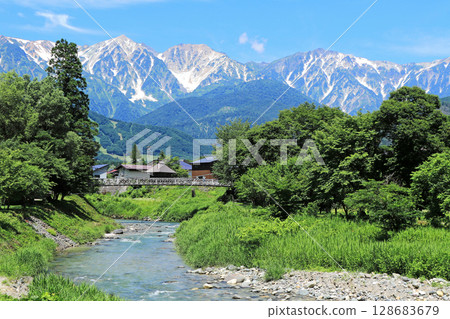 白馬之夏:大出吊橋與北阿爾卑斯山 白馬之夏:大出吊橋與北阿爾卑斯山 128683679