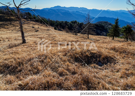 The Daibosatsu mountain range seen from the grasslands of Mount Kentoku and Ogidaira 128683729