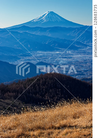 從健德山和扇平山的冬季草原上眺望富士山 128683735
