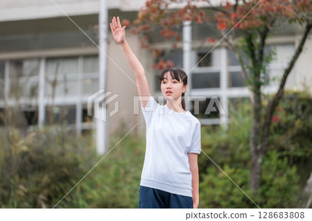 一名女學生身著運動服在運動會上宣誓 一名女學生身著運動服在運動會上宣誓 128683808