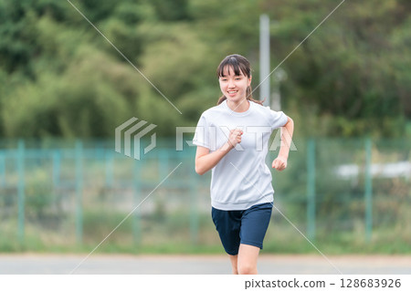 國中、高中女生在校園裡奔跑（俱樂部活動、運動會、田徑運動會、班級比賽、田徑運動會、田徑俱樂部） 128683926