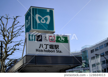 The stairs leading down to Hatchobori subway station are installed. The stairs leading down to Hatchobori subway station are installed. 128684013