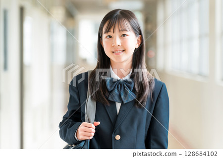 穿著制服的女學生、小學生、國中生和高中生走在學校走廊 穿著制服的女學生、小學生、國中生和高中生走在學校走廊 128684102