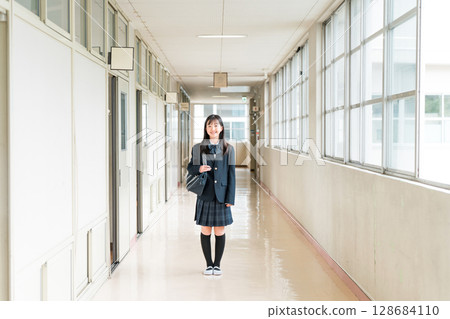 穿著制服的女學生、小學生、國中生和高中生走在學校走廊 128684110