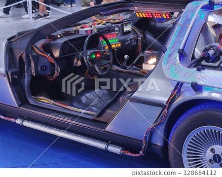 陳列室裡展示的跑車座椅 128684112