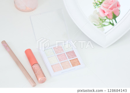 Image of putting on makeup Image of putting on makeup 128684143