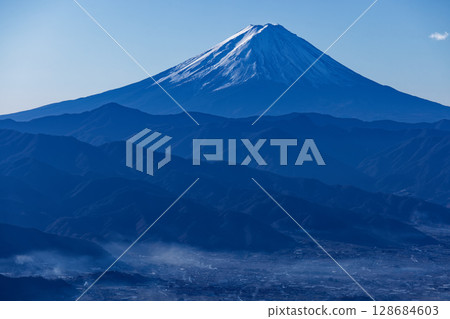 從健德山和扇平町眺望富士山和鹽山町 128684603