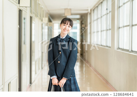 穿著制服的女學生、小學生、國中生和高中生走在學校走廊 128684641