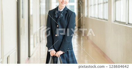 穿著制服的女學生、小學生、國中生和高中生走在學校走廊 穿著制服的女學生、小學生、國中生和高中生走在學校走廊 128684642