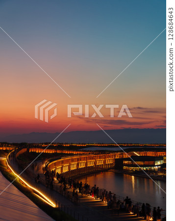 [Yumeshima, Konohana Ward, Osaka City/Osaka Kansai Expo] The large roof ring at dusk 128684643