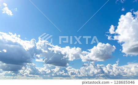 夏季藍天背景與漂浮的積雲 128685046