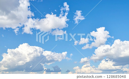 夏季藍天背景與漂浮的積雲 128685048