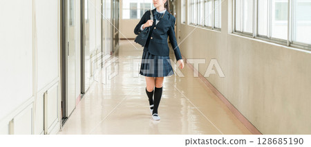 穿著制服的女學生、小學生、國中生和高中生走在學校走廊 穿著制服的女學生、小學生、國中生和高中生走在學校走廊 128685190