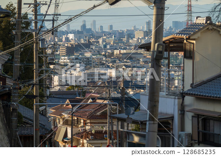 從山頂俯瞰八尾市的住宅區和大阪市中心 128685235