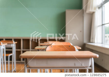 Image of a classroom with a blackboard and school building (lockers) 128685275