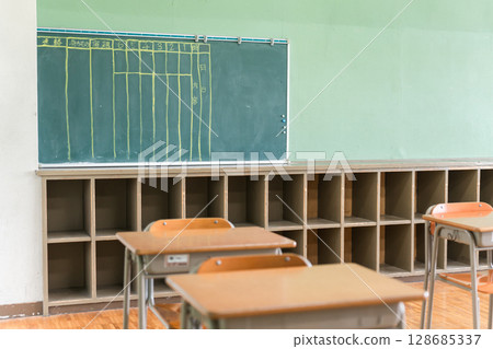 Image of a classroom with a blackboard and school building (lockers) 128685337