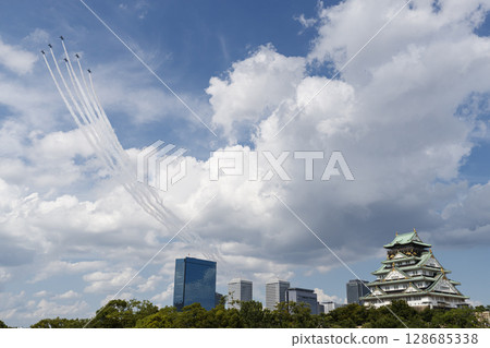 大阪城和藍色衝擊波 128685338