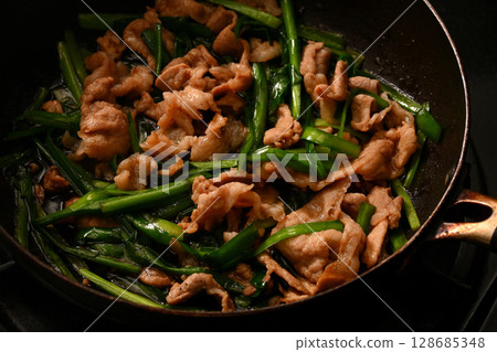 正在煮的豬肉韭菜 128685348