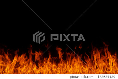燃燒的火焰背景素材。黑色背景上燃燒的逼真火焰。露營營火、烤肉、烤肉、烤肉。 128685489