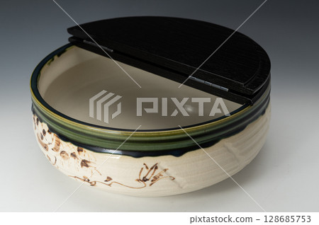 Oribe Hiramizujar (with the lid open) | Beautiful green-glazed tea utensils to brighten up your tea ceremony 128685753