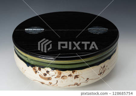 Oribe Hiramizujar | Beautiful green-glazed tea utensils to brighten up your tea ceremony Oribe Hiramizujar | Beautiful green-glazed tea utensils to brighten up your tea ceremony 128685754